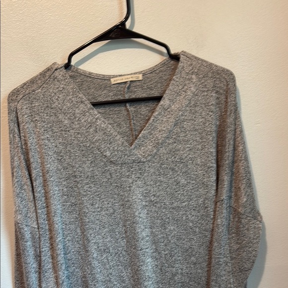Active USA Large Lightweight Gray V-Neck Women's Top - Picture 2 of 6